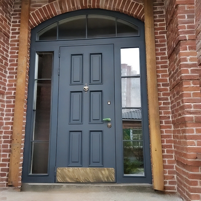 Арочная парадная дверь со стеклом