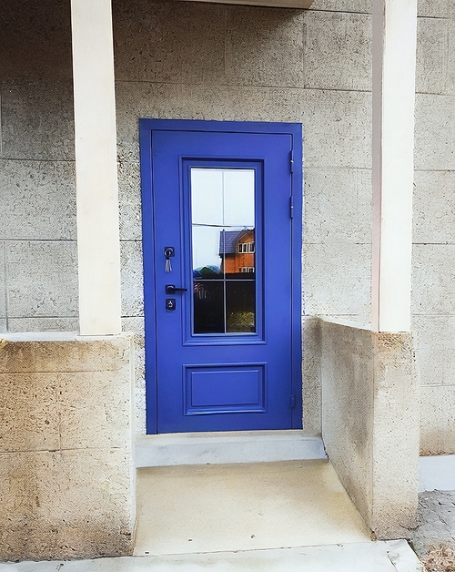 Дверь с синей покраской