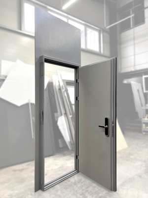 Дверь с верхней вставкой, скрытыми петлями, зеркалом и биометрическим замком
