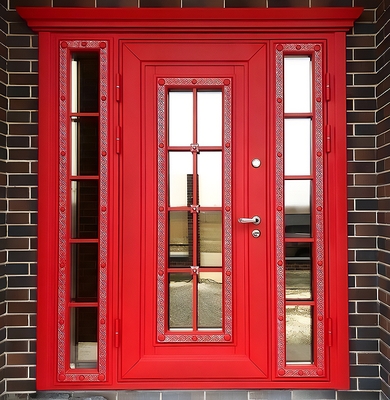Красная парадная дверь