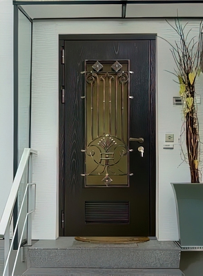Остекленная дверь с ковкой и вентиляцией