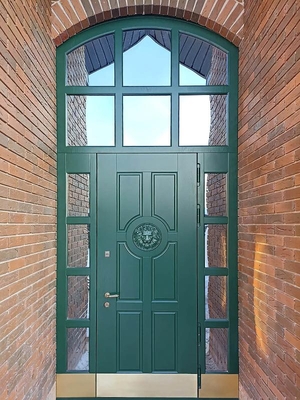 Парадная дверь с остекленной надстройкой