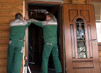 Фото с установки двери с терморазрывом в Подмосковье