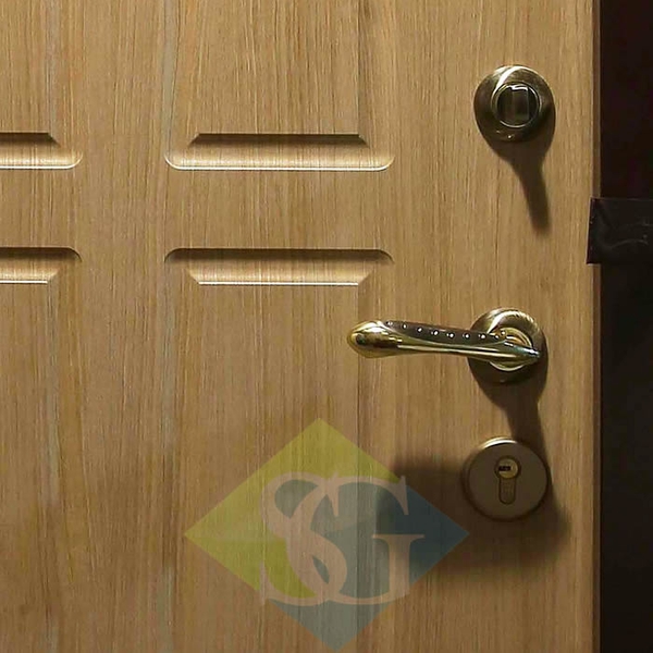 Фурнитура на двери МДФ шпонированной дубом