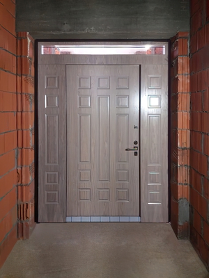 Дверь МДФ с боковыми вставками и верхней остекленной фрамугой