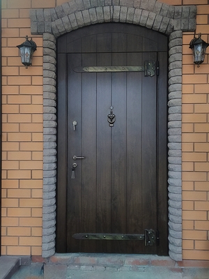 Арочная дверь с ковкой