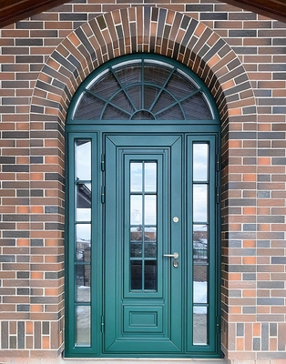 Арочная дверь с остеклением