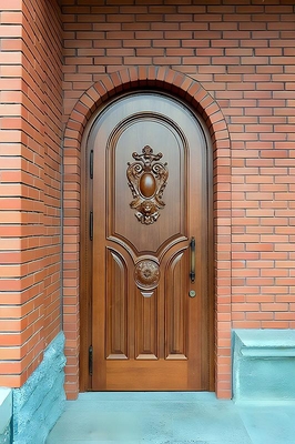 Арочная дверь с резьбой