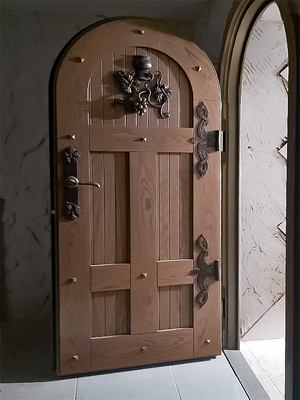 Арочная дверь с коваными деталями