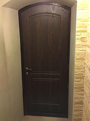 Арочная МДФ дверь в частном доме (д. Мешково)