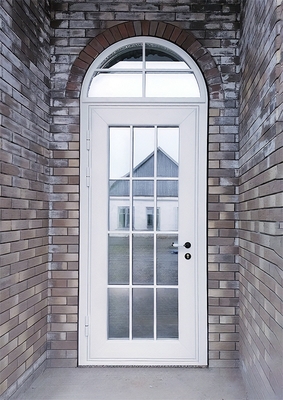 Белая арочная дверь