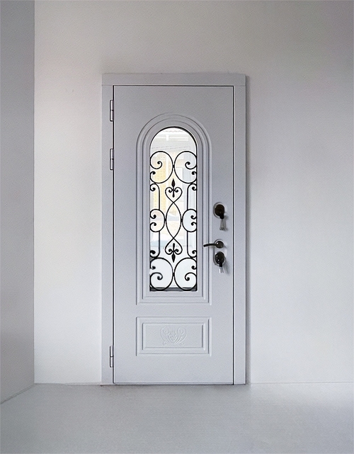 Белая дверь с ковкой и окном