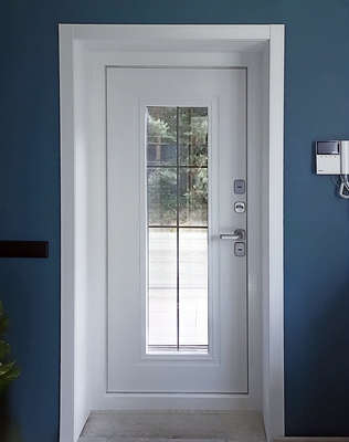 Белая дверь со стеклопакетом