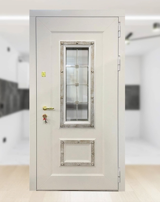 Белая металлическая дверь со стеклом