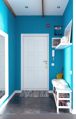 Белая дверь с голубыми стенами
