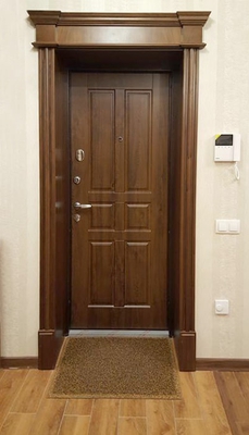 Классическая коричневая дверь с панелью МДФ-шпон