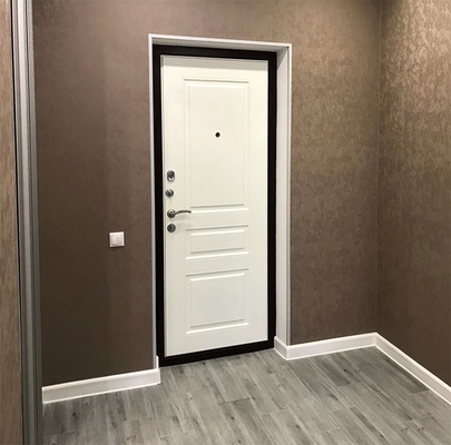 Белые входные и межкомнатные двери / шоколадный цвет стен