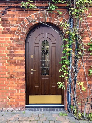 Дверь арочной формы с отбойником