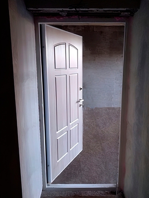 Дверь для частного дома в коттеджном поселке «Смородинка»