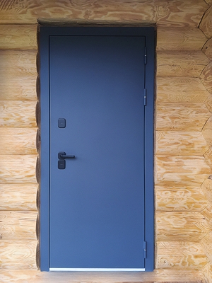 Дверь с деревянном доме