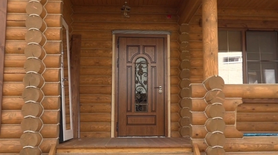 Установка двери с терморазрывом в деревянном доме в Подмосковье