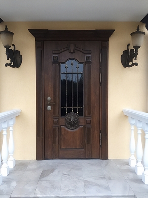 Дверь с капителью и декором «лев»