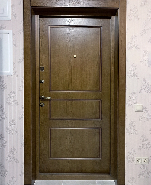 Дверь с коричневой плитой МДФ