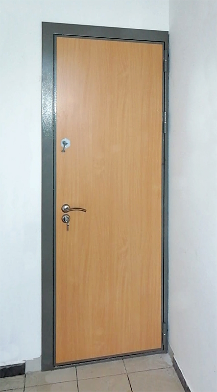 Дверь с ламинатом, фото снаружи (г. Истра)