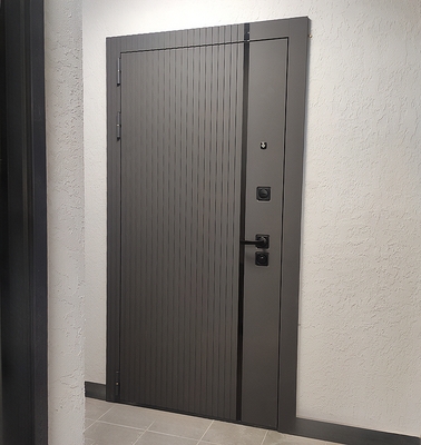 Входная дверь с серым МДФ для квартиры