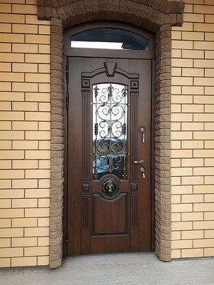Дверь с остеклённой фрамугой