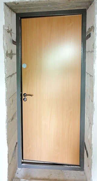 Дверь с отделкой ламинатом (г. Истра)