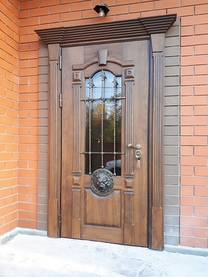 Дверь со стеклом и капителью