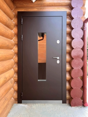 Дверь в бревенчатый деревянный дом
