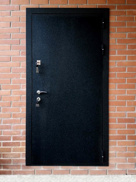 Дверь в частном доме, фото снаружи (КП «Маленькая Шотландия»)
