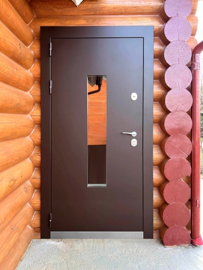 Смотрите фото с объекта: стальная дверь в бревенчатый дом для дачи