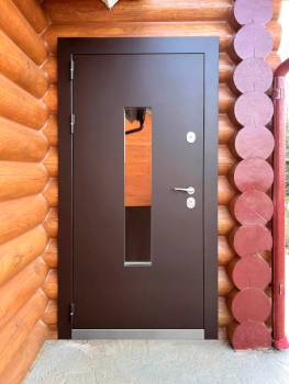 Стальная дверь для деревянного дома