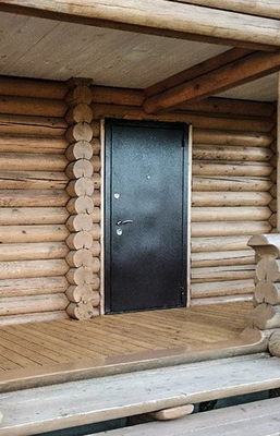 Дверь в доме из дерева