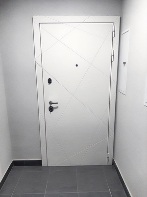 Дверь в квартиру с белым МДФ