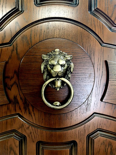 Эксклюзивные парадные двери со львом — кнокеры и кованые элементы