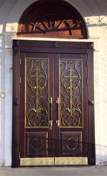 Двупольная МДФ дверь с коваными элементами