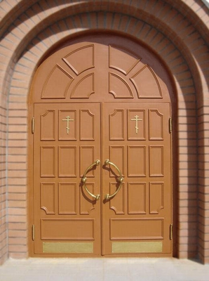 Филенчатая дверь в храм
