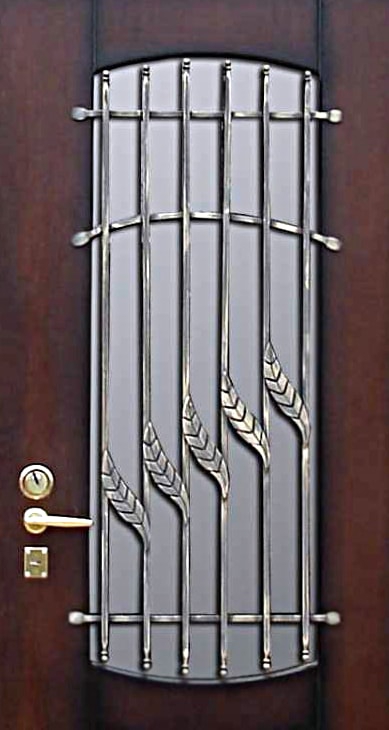 Кованая решетка на двери