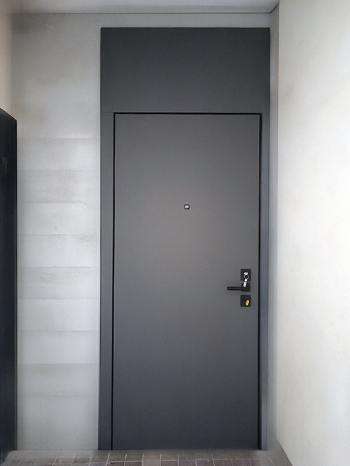 Квартирная дверь со скрытыми петлями