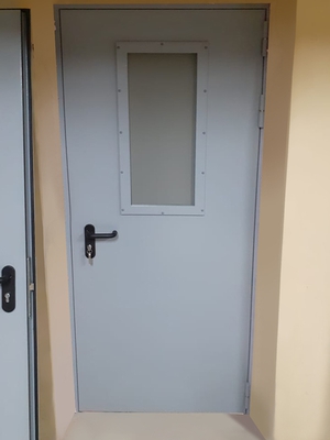 Однопольная дверь со стеклом, внешняя сторона