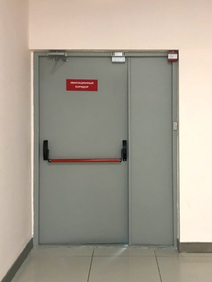 В какую сторону должна открываться дверь эвакуационного выхода?