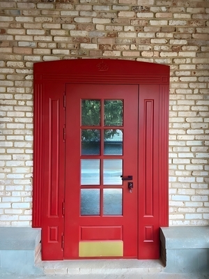 Парадная дверь красного цвета