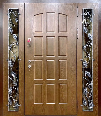 Работы на заказ: парадная дверь с коваными решетками «листья дуба»