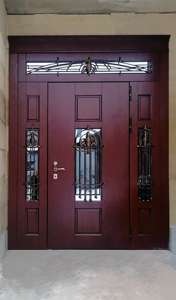 Парадная дверь с фрамугой