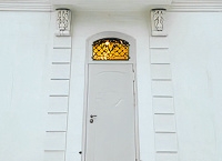 Фото парадных дверей для частного коттеджа в Подмосковье