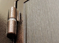Провисла входная металлическая дверь — что делать?